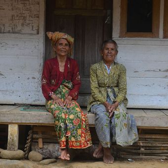 Foto dirilis Rabu (30/1/2019), menunjukkan dua warga adat kesepuhan Kampung Naga di Kabupaten Tasikmalaya, Jawa Barat. Warga Kampung Naga merupakan salah satu masyarakat adat yang masih memegang tradisi nenek moyang mereka, salah satunya adalah tradisi panen padi.