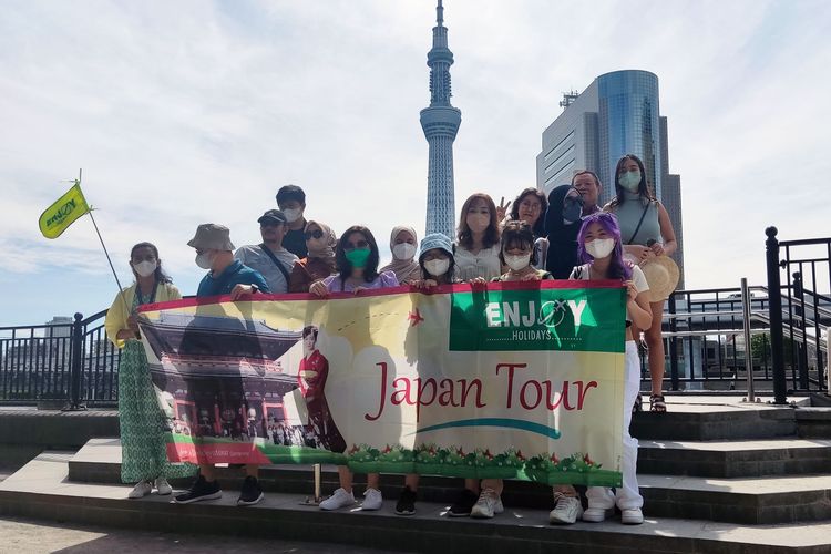 Kelompok wisatawan pertama Indonesia yang pergi ke Jepang. Adapun sejak musim semi 2020, Jepang menutup perbatasannya bagi pelancong asing.