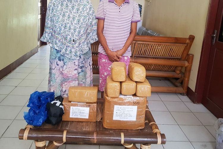 Dua IRT di Langkat berinisial HMD dan HI dengan barang bukti paket berisi 6 kg ganja yang dikirimkannya lewat kantor pos ke Jawa Timur dan Batam. Keduanya diamankan di rumahnya masing-masing pada Kamis (20/1/2022).