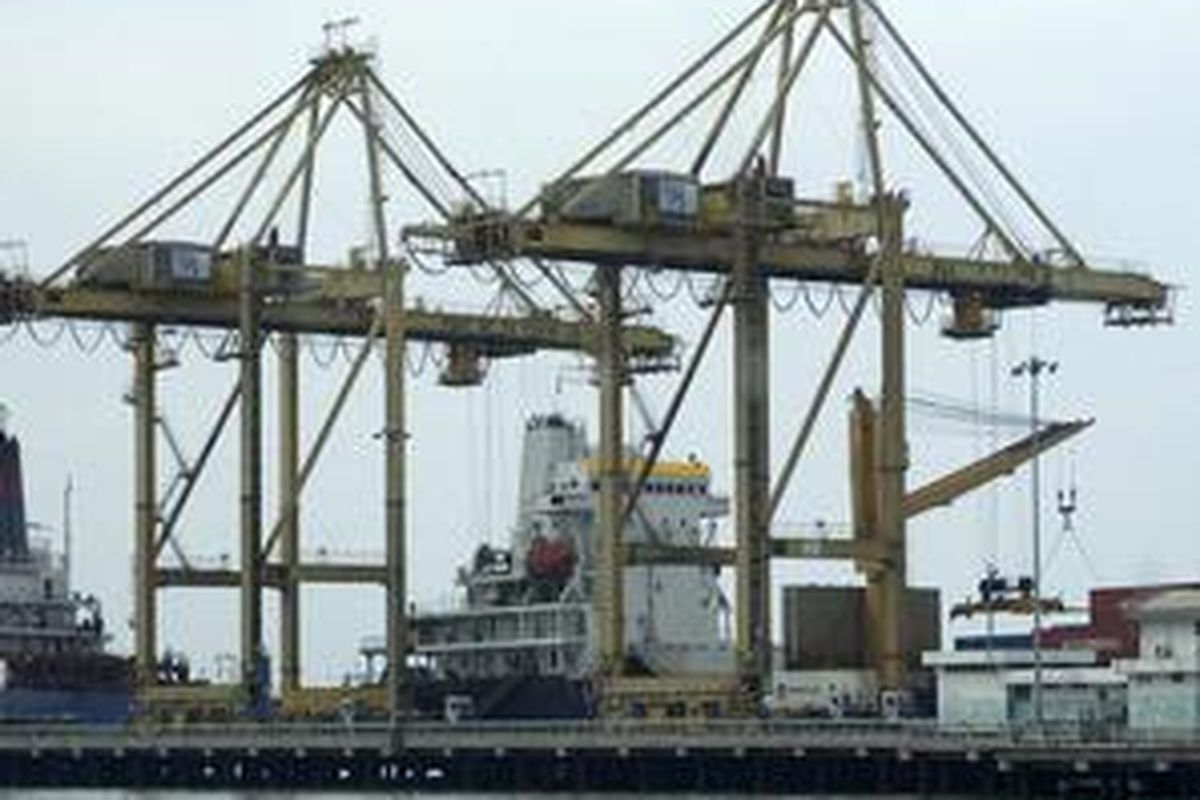 Aktivitas bongkar muat di Pelabuhan Tanjung Perak Surabaya.