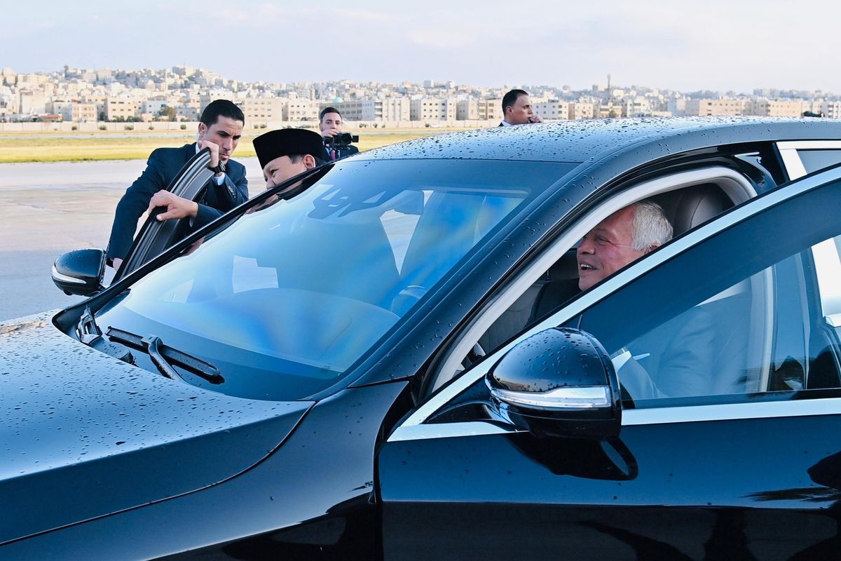 Raja Yordania Abdullah II menyetir sendiri mobil yang ditumpangi Presiden RI Prabowo Subianto ke Amman, Minggu (13/4/2025).