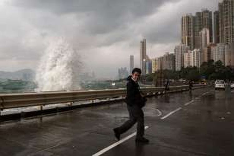 Topan Haima menghantam Hongkong mengakibatkan kota itu sepi dan 700 penerbangan ditunda atau dibatalkan.