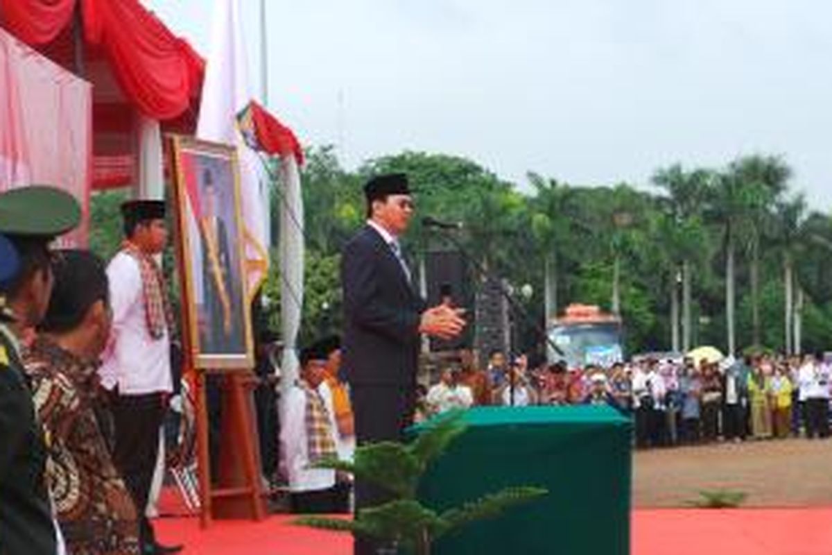 Gubernur DKI Jakarta Basuki Tjahaja Purnama saat memberikan sambutan dalam pelantikan ribuan pejabat DKI, di Lapangan Silang Monas Selatan, Jakarta, Jumat (2/1/2015).