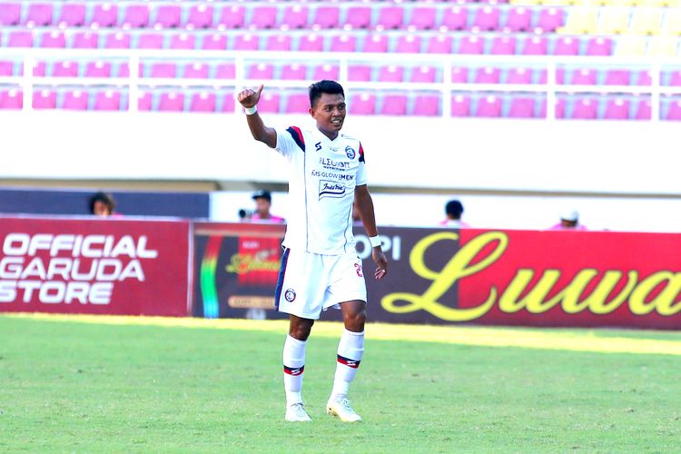 Pemain Arema FC Dedik Setiawan selebrasi seusai menjebol gawang Persita Tangerang saat pertandingan pekan ke-15 Liga 1 2022-2023 yang berakhir dengan skor 2-0 di Stadion Manahan Solo, Sabtu (17/12/2022) sore.