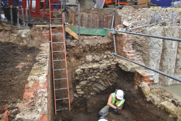 Proses penggalian di situs toilet kuno Oxford, Inggris