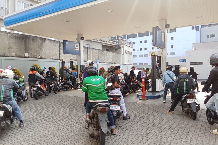Antrean kendaraan yang mengisi BBM di SPBU Vivo di Jalan Daan Mogot, Jakarta Barat, Jumat (26/9/2025)