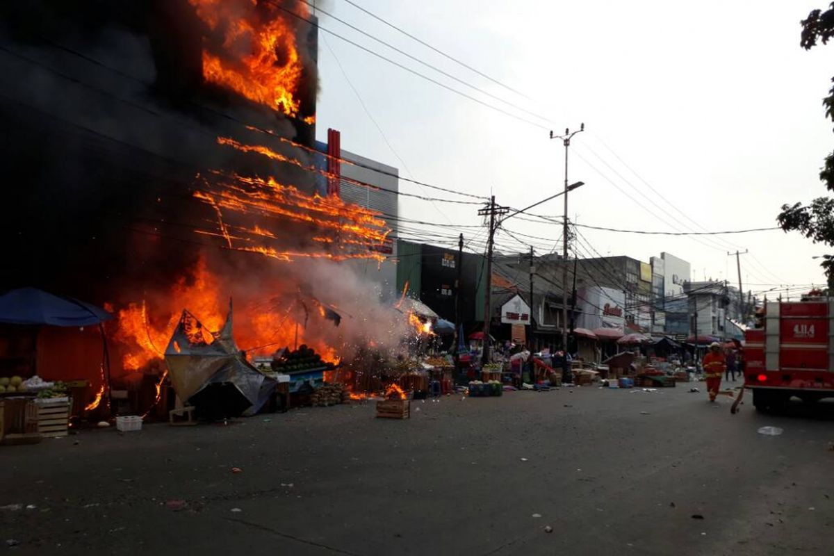 Sebuah gudang di Pasar Kebayoran terbakar pada Selasa (13/6/2017) siang.