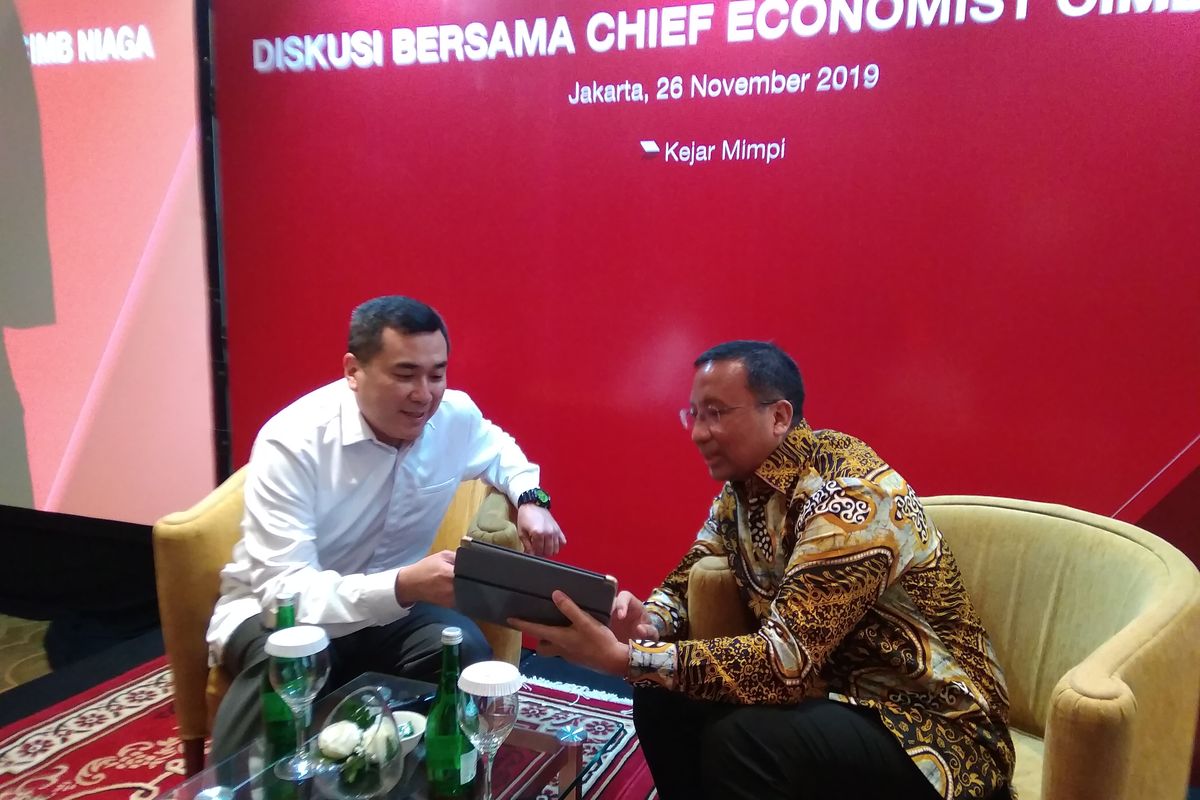 Chief Economist PT Bank CIMB Niaga Tbk Adrian Panggabean (kanan) memaparkan kondisi perekonomian 2019 dan prediksi ekonomi RI pada 2020 di Graha Cimb Niaga Jakarta, Selasa (26/11/2019).