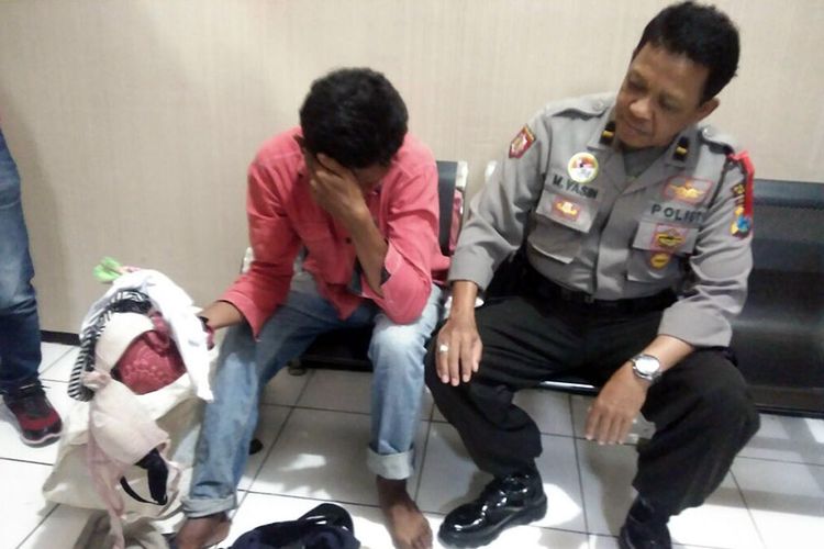 Agung Saputro (kiri) saat diamankan petugas kepolisian di Mapolsek Manyar.