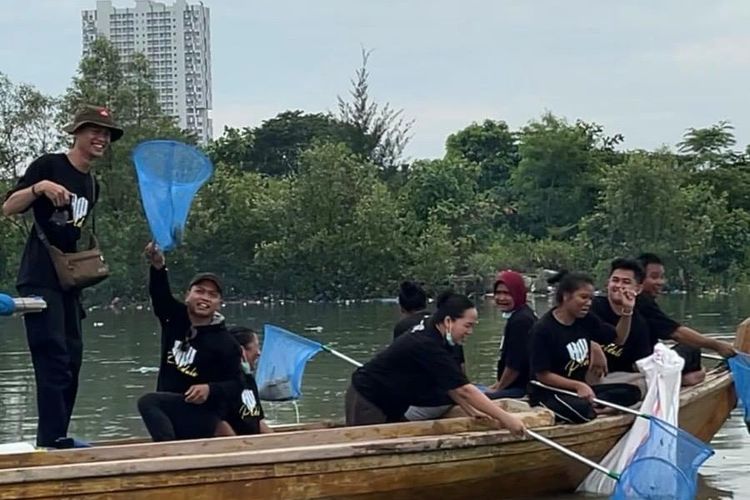 Holywings Peduli menggelar aksi bersih-bersih di pesisir Tanjung Uma pada Sabtu (21/9/2024).