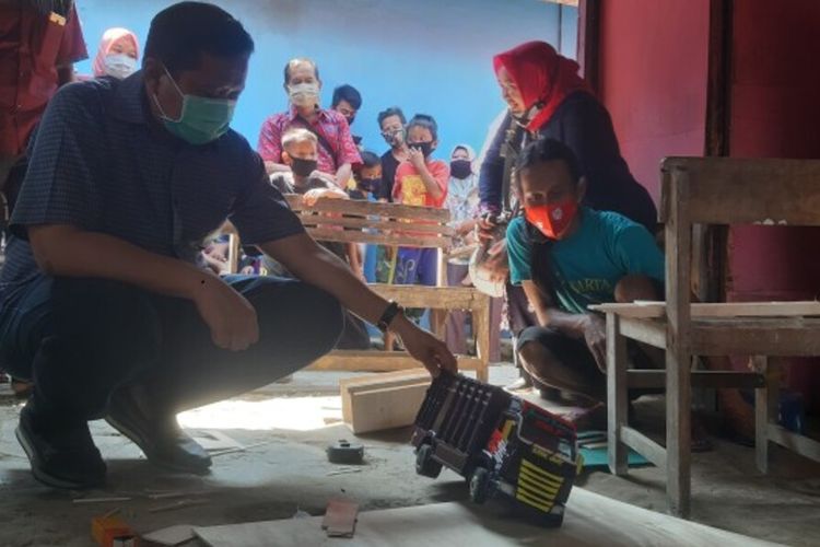 Bupati Sumedang H Dony Ahmad Munir mengunjungi tempat workshop miniatur mobil milik Kang Maman di Karyamukti, Tomo, Sumedang, Jawa Barat, Jumat (9/10/2020). 