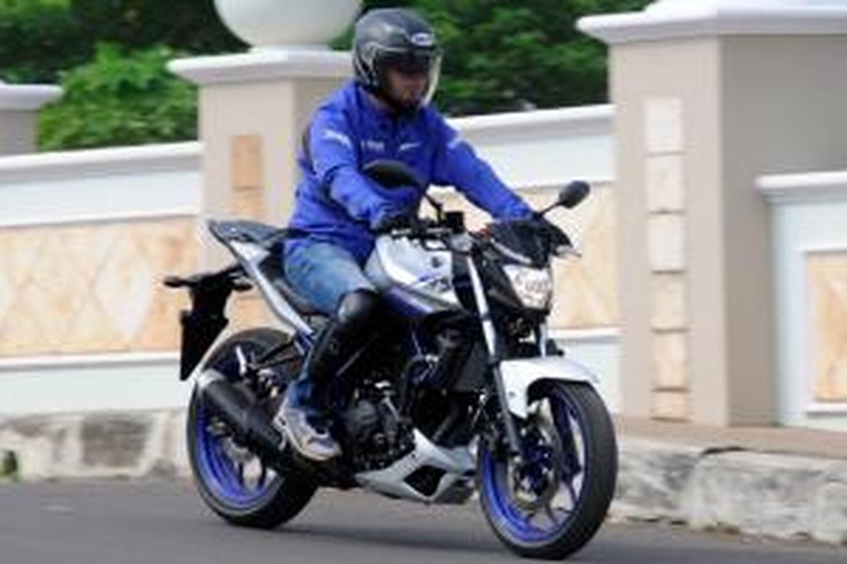 KompasOtomotif di atas Yamaha MT-25 untuk merasakan kelincahan dan performanya.