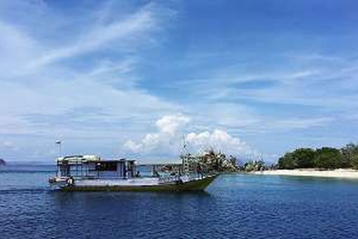 Perahu melintas, Selasa (19/1/2016), di dekat Pulau Bidadari, Labuan Bajo, Nusa Tenggara Timur. 