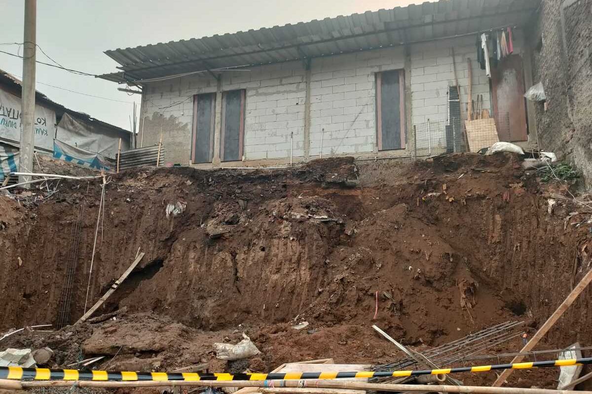 Dua orang warga Soreang yang sedang bekerja di salah satu lahan tertibun longsoran pada Selasa (30/8/2022). Insiden tersebut menewaskan salah satu pekerja atas nama D (59) sementara A (58) mengalami kondisi kritis dan masih di rawat di Rumah Sakit UKM Margaasih.