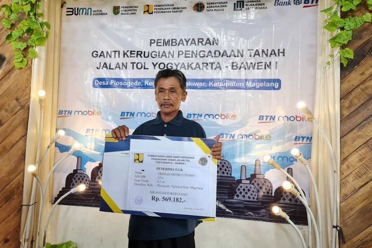 Trimah Mitro Utomo (61) menerima UGR pembanguan jalan tol Jogja-Bawen sebesar Rp 569.182. di Balai Desa Plosogede, Kecamatan Ngluwar, Kabupaten Magelang, Jawa Tengah, Selasa (13/6/2023).