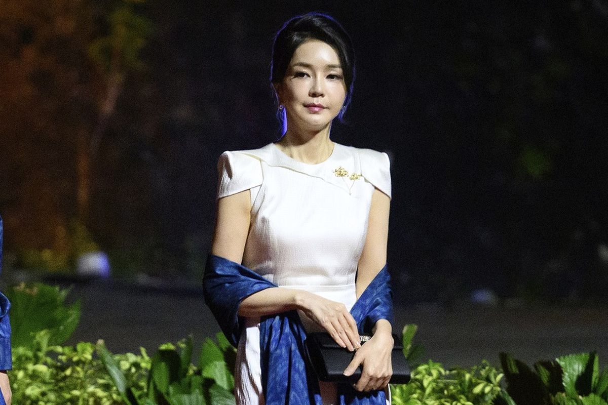 Istri Presiden Korea Selatan, ibu negara Kim Keon-hee, saat tiba untuk gala dinner di KTT G20, Nusa Dua, Bali, Indonesia, Selasa (15/11/2022).