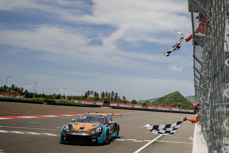 Pebalap Citadel Racing Team, Aldio Oekon tampil brilian pada balapan seri kedua Porsche Sprint Challenge Indonesia yang berlangsung di sirkuit Pertamina Mandalika Internasional hari Sabtu (13/1) dan Minggu (14/1).