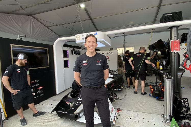 James Barclay, direktur Tim Jaguar TCS Racing di paddock jelang balapan Formula E