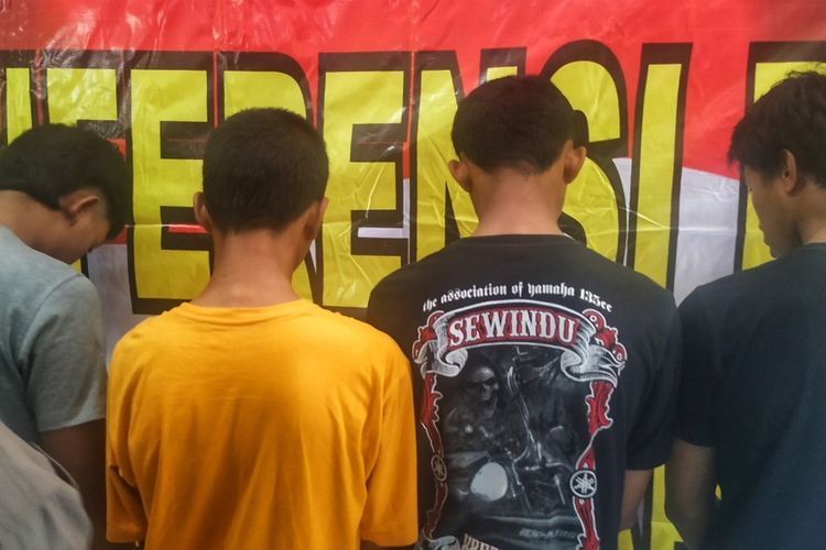 Empat tersangka dalam perkara tawuran yang menewaskan satu pelajar dan dua luka berat saat konferensi pers di Mapolsek Cibadak, Sukabumi,Jawa Barat, Senin (4/11/2019).