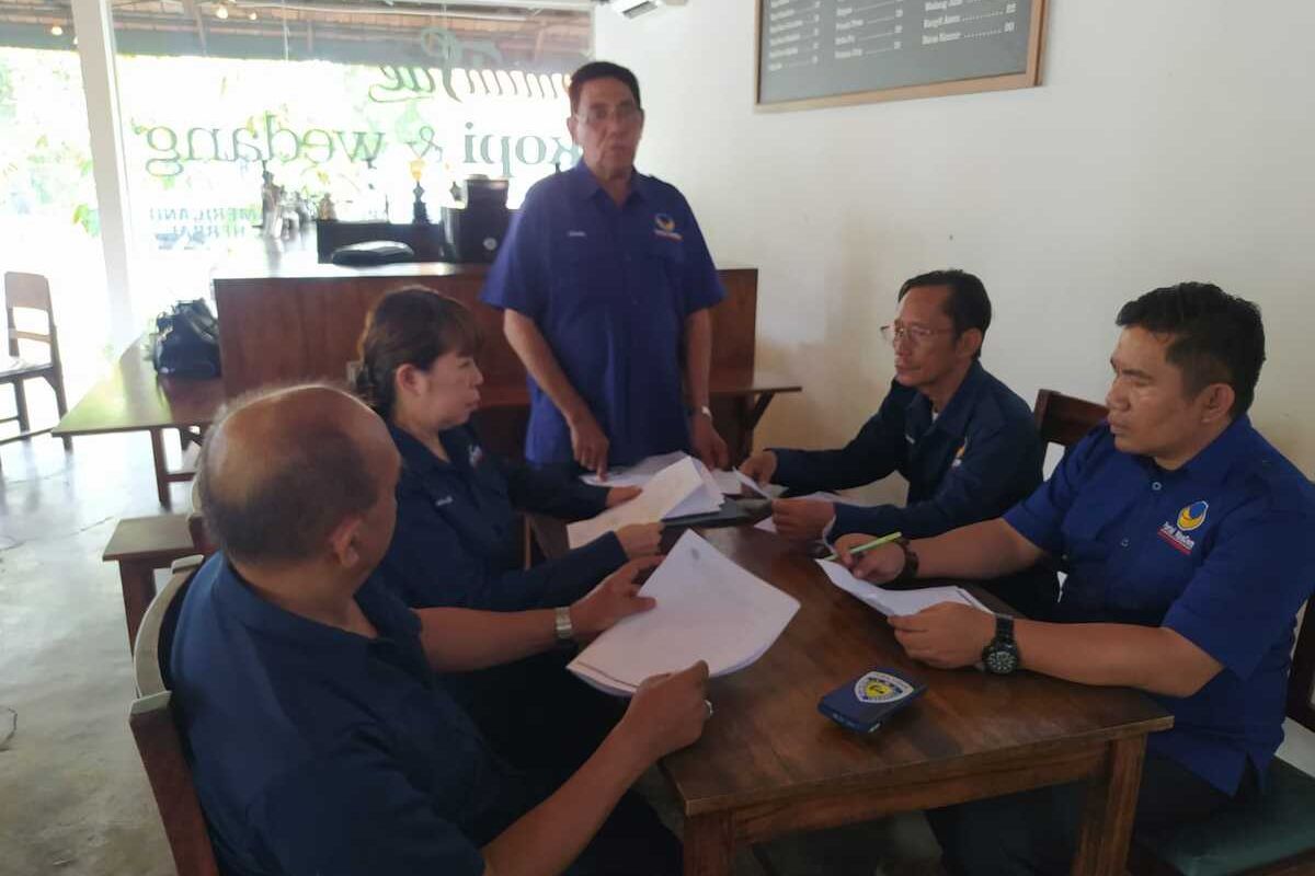 Sebanyak delapan Wakil Ketua Dewan Pimpinan Daerah (DPD) NasDem Surabaya ramai-ramai menyatakan memundurkan diri dari kepengurusan partai karena tidak puas dengan kepemimpinan Ketua DPD Partai NasDem Surabaya Robert Simangunsong.