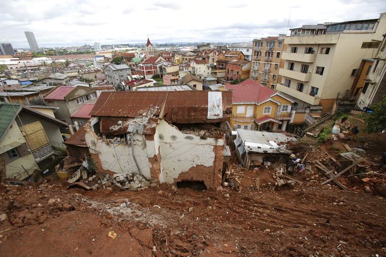 Sebuah rumah hancur tertutup lumpur dari tanah longsor yang disebabkan oleh Topan Ana di Antananarivo, Madagaskar, Rabu, 26 Januari 2022. Hujan lebat terus mengguyur sehingga permukaan sungai-sungai di Antananarivo naik. Para pejabat mendesak warga untuk meninggalkan daerah dataran rendah.