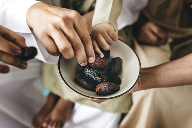 Kurma sebagai camilan pembuka saat berbuka puasa.