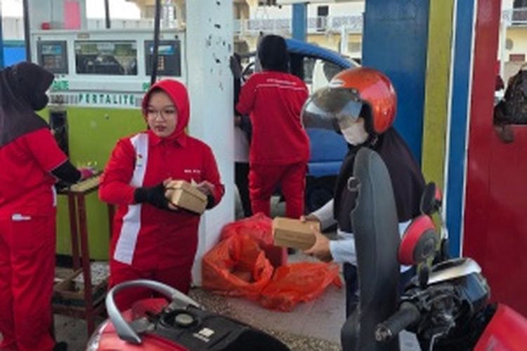 Antrean BBM di Mamuju Sulbar Mengular, Pengelola SPBU Bagi-bagi Nasi Kotak