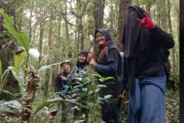 Tiga mahasiswi UIN STS Jambi saat melakukan perjalanan turun ke Desa Tanjung Burgo setelah ditemukan warga setempat