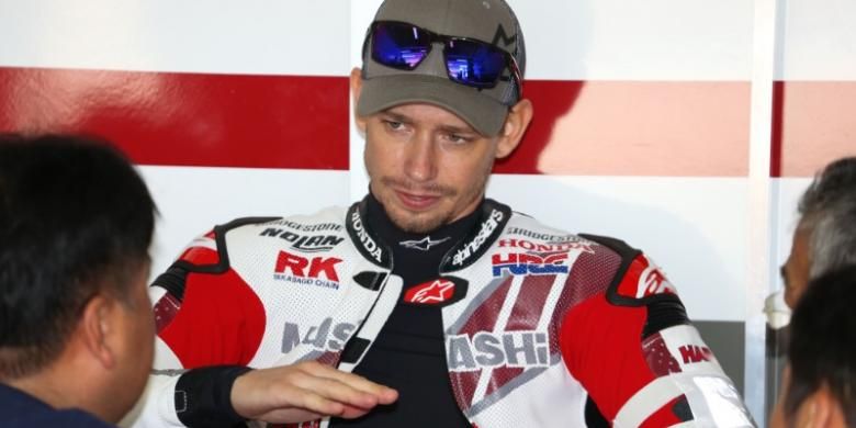 Pebalap Australia, Casey Stoner, berdiskusi dengan tim saat latihan balapan Suzuka 8 Hours di Sirkuit Suzuka, Jepang, Sabtu (25/7/2015).