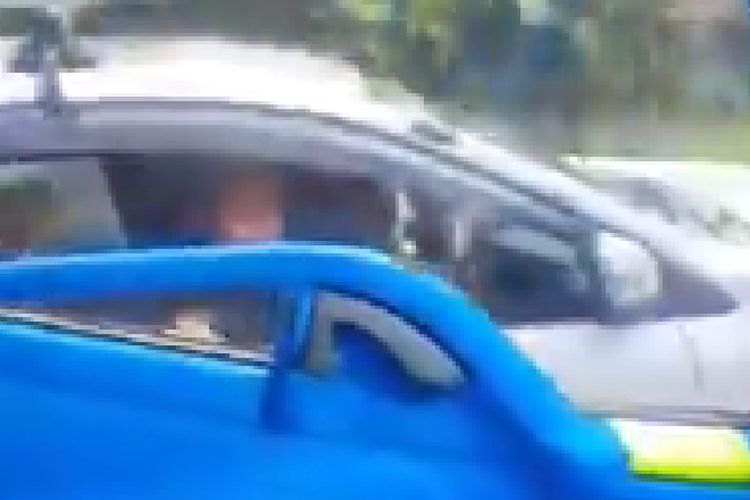 Tangkapan layar video viral aksi koboi pria di jalan tol.
