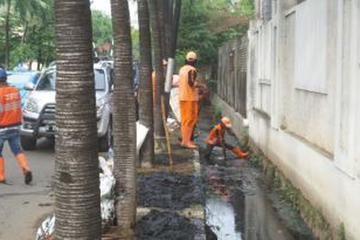 Sejumlah Petugas Penanganan Prasarana dan Sarana Umum (PPSU) Kelurahan Kedoya Utara saat membersihkan saluran air yang ada di kawasan Perumahan Sunrise Garden, Kedoya, Kebon Jeruk, Jakarta Barat, Minggu (27/12/2015)