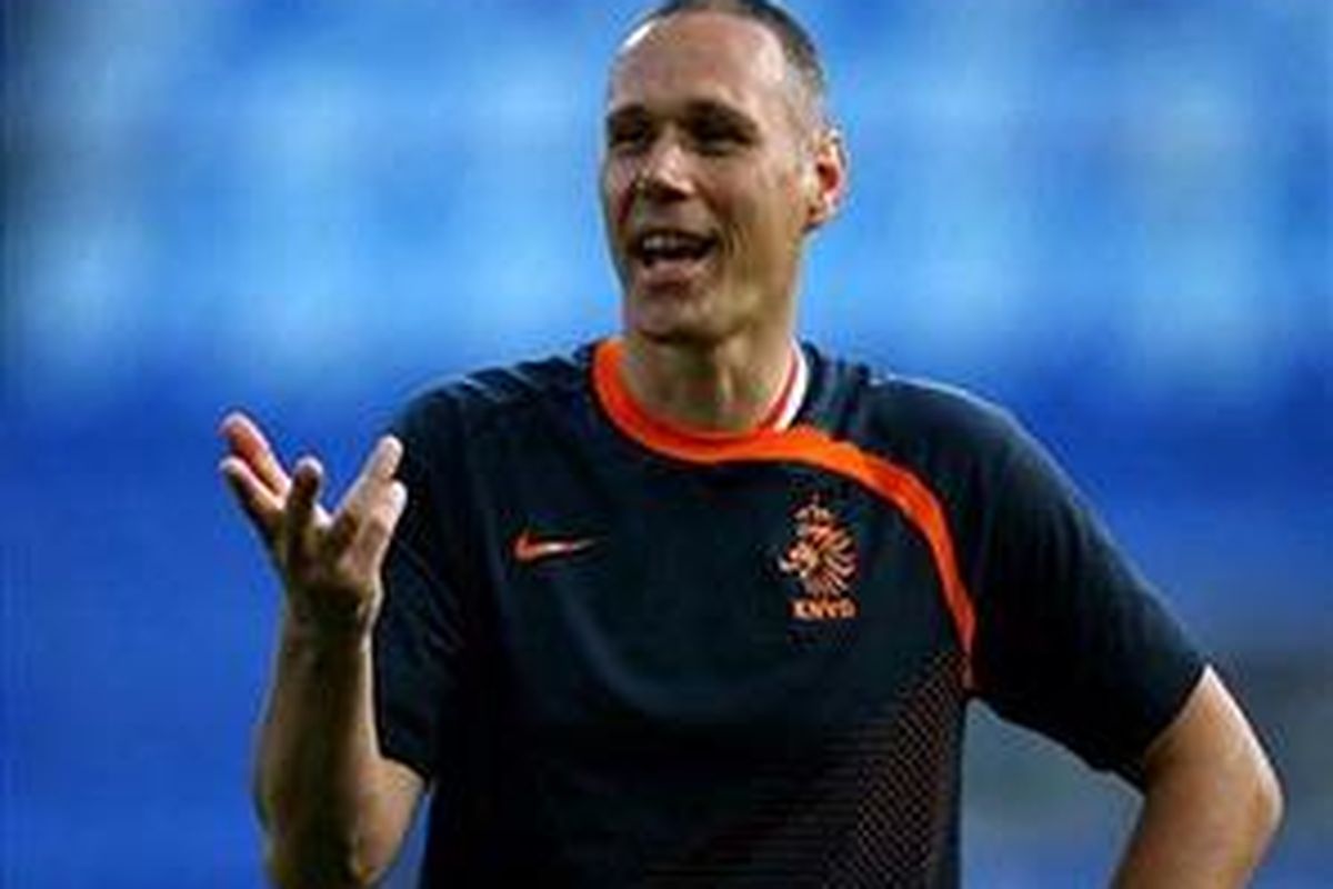 Pelatih Ajax Amsterdam yang juga mantan bintang AC Milan, Marco van Basten, menilai AC Milan perlu peremajaan.