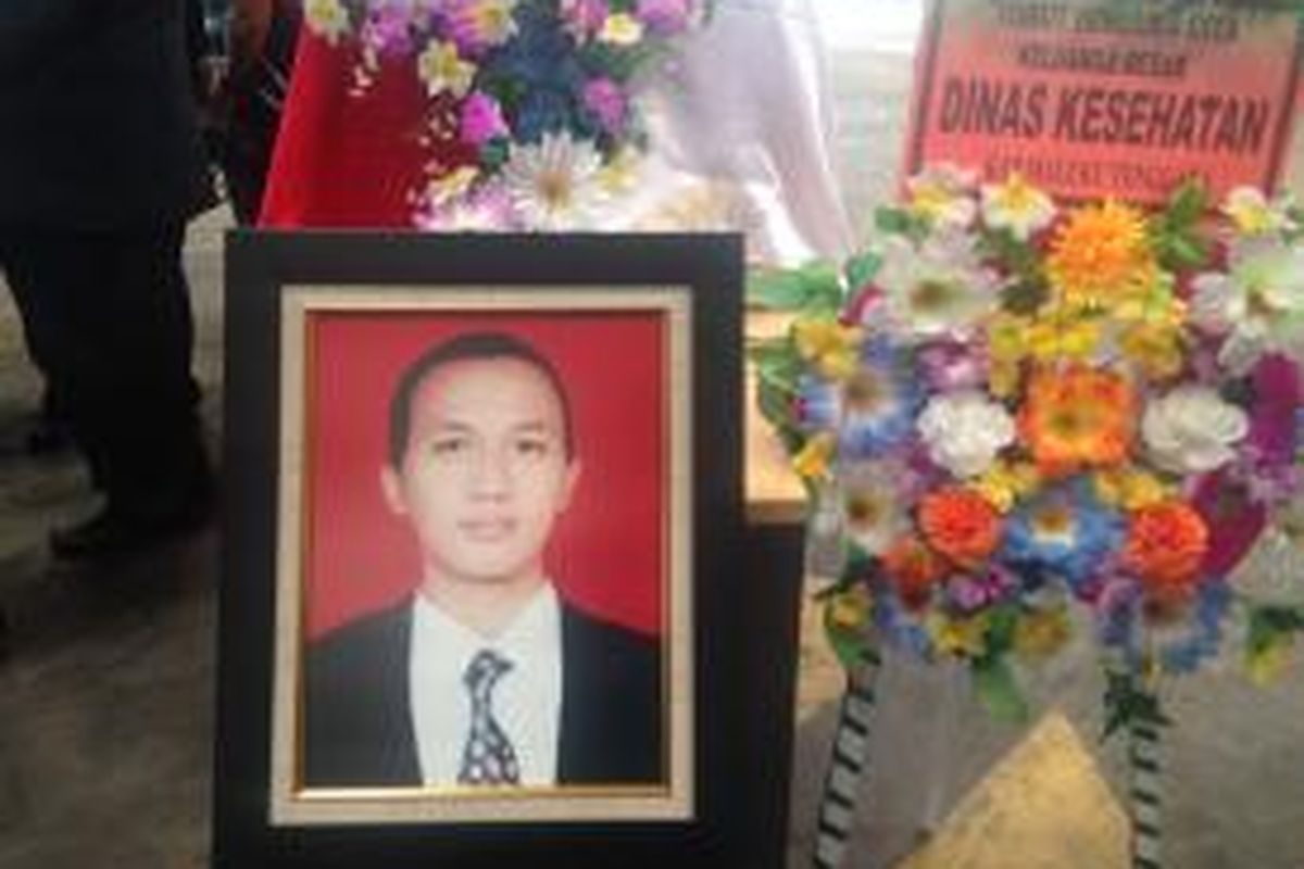 Foto dan peti jenazah dokter Dionisius Giri Samudra atau dokter Andra yang baru tiba di Bandara Soekarno-Hatta, tepatnya di Terminal Kargo, Jumat (13/11/2015).
