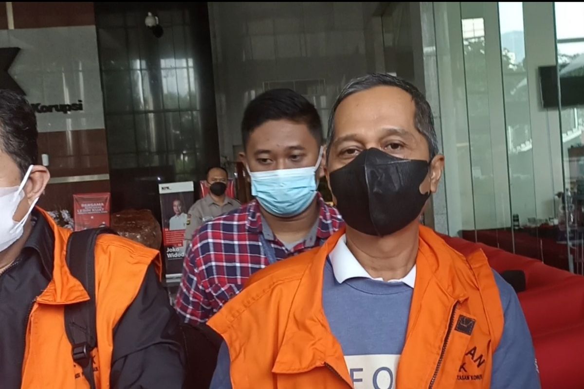 Rektor Universitas Lampung Karomani saat hendak dibawa ke rumah tahanan (Rutan) Komisi Pmberantasan Korupsi (KPK) setelah ditetapkan sebagai tersangka suap terkait seleksi penerimaan mahasiswa baru jalur mandiri, Minggu (21/8/2022)