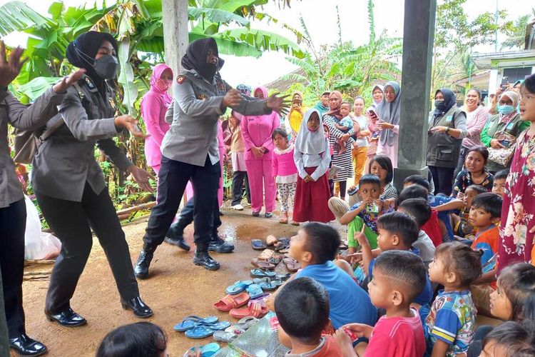 Angin Puting Beliung Landa Sukabumi, Anak-anak Penyintas Bencana Dapat ...