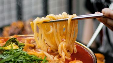Resep Mi Pedas Tofu Ala Ibunda Billie Eilish, Cuma Pakai Bahan Sederhana