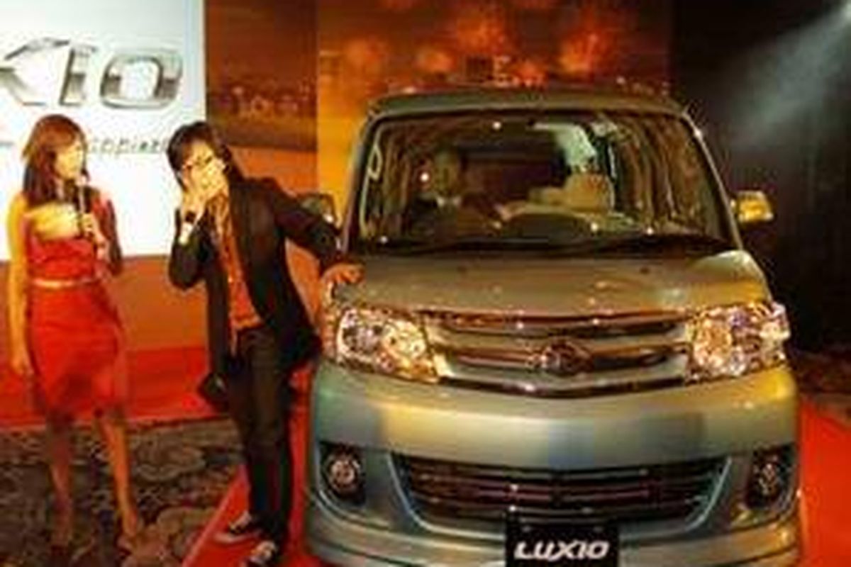 Penyanyi Ari Laso yang menjadi icon Daihatsu Luxio saat leuncuran di Kempenski