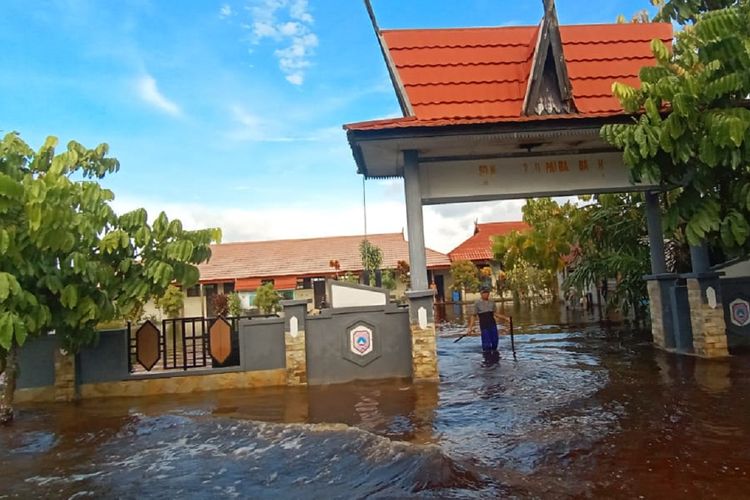 Banjir menggenangi hampir seluruh wilayah Desa Kumpai Batu Atas, Kecamatan Arut Selatan, Kotawaringin Barat, Kalimantan Tengah, Jumat (24/7/2020). 