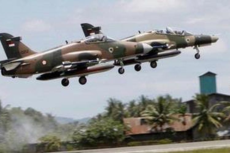 Dua pesawat tempur jenis Hawk 100/200 milik TNI AU saat lepas landas di Bandara Sultan Iskandar Muda, Blangbintang, Aceh Besar, Rabu (27/4). Keberadaan empat pesawaat Hawk di Aceh dalam rangka latihan pertahanan udara meliputi pantai barat, selatan, dan timur yang dimulai sejak 21 hingga 29 April 2011. 