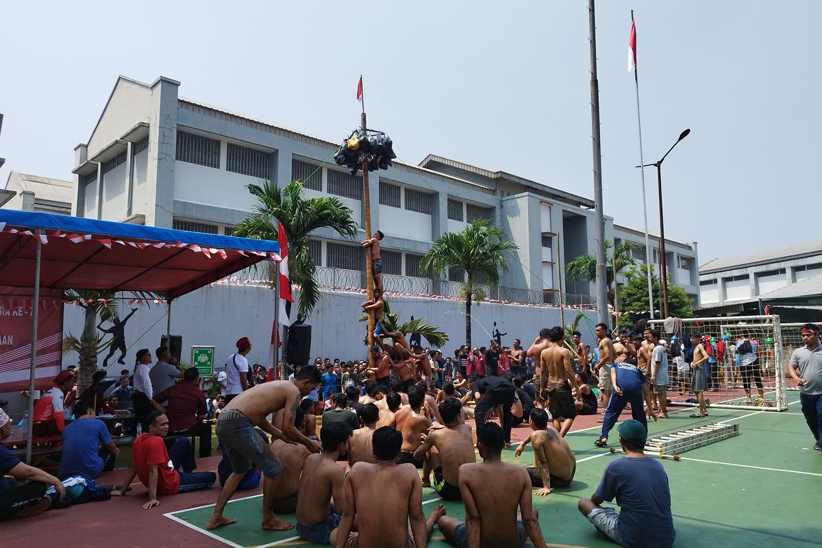 Sejumlah narapidana di Lapas Kelas IIA Salemba, Jakarta Pusat, mengikuti lomba panjat pinang, Kamis (17/8/2023). (KOMPAS.com/XENA OLIVIA)