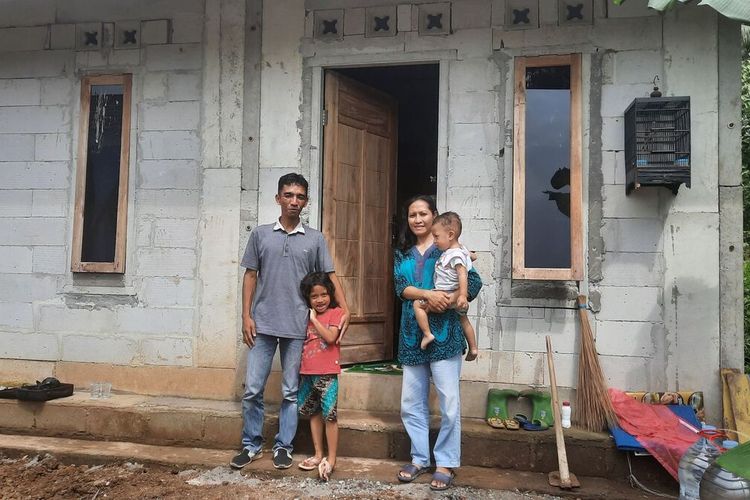 Keluarga Ridwan Prasetya menempati rumah sendiri berkat program Tuku Lemah Oleh Omah dari Pemprov Jateng, di Kampung Tulung, Kota Magelang, Sabtu (26/11/2022)