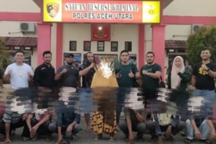 Mucikari dan delapan pria pelaku pemerkosaan ditahan di Mapolres Aceh Utara, Jumat (17/12/2021)