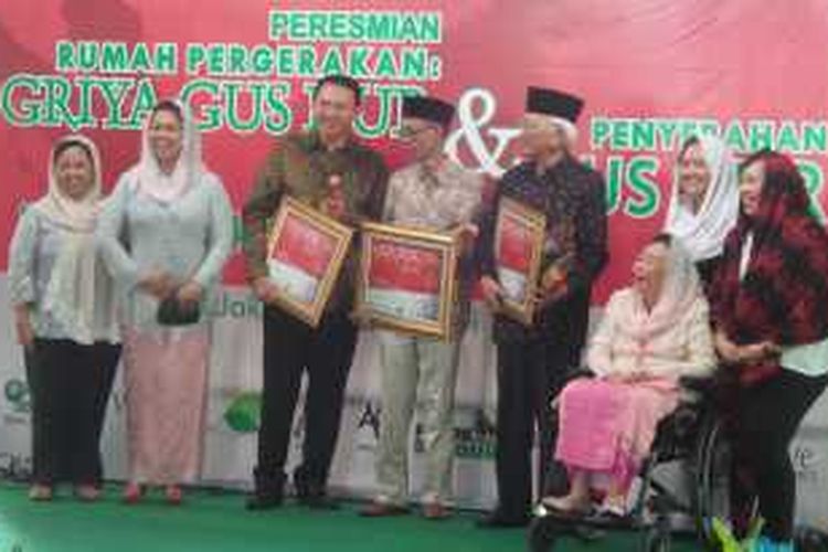 Basuki Tjahaja Purnama, Sutanto alias Tanto Mendut dan Mustafa Bisri saat menerima Gus Dur Award di Griya Gus Dur, Mentng, Jakarta Pusat, Sabtu (24/1/2016).