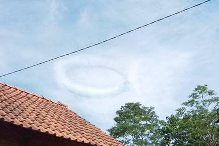 Tangkapan layar unggahan yang menampilkan foto awan melingkar berbentuk cincin di Kediri, Jawa Timur.