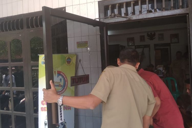 Perangkat desa menunjukkan kerusakan kantor Balai Desa Agungmulyo, Kecamatan Juwana, Kabupaten Pati, Jateng yang menjadi sasaran penembakan misterius, Selasa (3/9/2019).