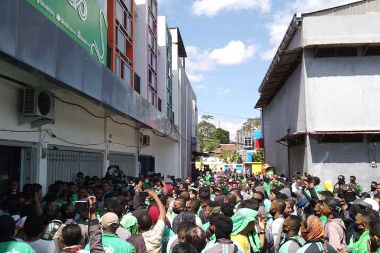 PHOTO:Ratusan Ojol di Kota Kupang, NTT menggelar aksi unjuk rasa, Senin (13/7/2020)