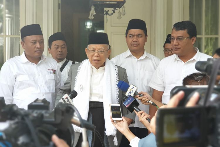 Calon wakil presiden nomor urut 01 Maruf Amin sebelum berangkat ke sejumlah pondok pesantren dan tim kampanye daerah (TKD) di Kota Bogor, Jawa Barat, Sabtu (5/12/2018). Maruf Amin berangkat dari kediaman Rumah Situbondo, Menteng, Jakarta Pusat.