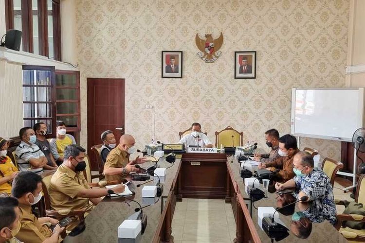 Wakil Wali Kota Surabaya Armuji memanggil Perusahaan Gas Negara (PGN), pengrajin lontong, dan OPD terkait terkait kenaikan harga gas yang dialami para pengrajin lontong di Balai Kota Surabaya, Selasa (4/1/2022).