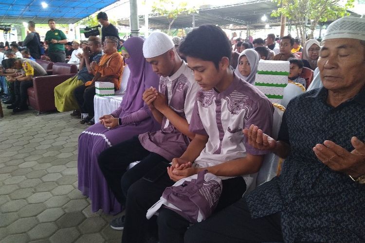 Warga Kabupaten Jayapura, Papua yang sedang melakukan doa bersama atas meninggalnya Ani Yudhoyono (01/06/2019)