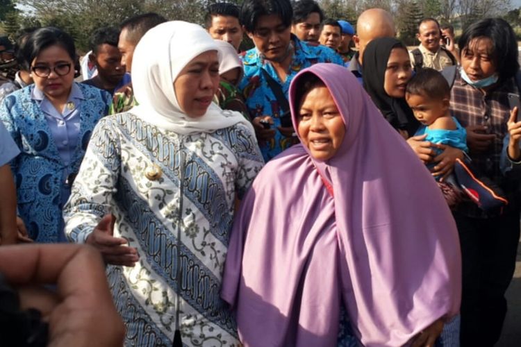 Gubernur Jawa Timur saat menyambut warganya yang dipulangkan dari Wamena, Papua di Lanud Abdulrachman Saleh, Kabupaten Malang, Rabu (2/10/2019)